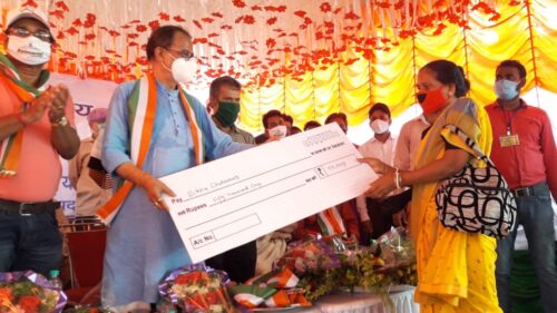 Minister moloy ghatak gives cheque to ssy benificiary