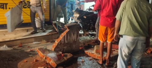बस्तीन बाजार में भवन का हिस्सा गिरा