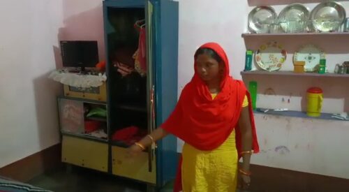 বাড়িতে ঢুকে লুটপাট