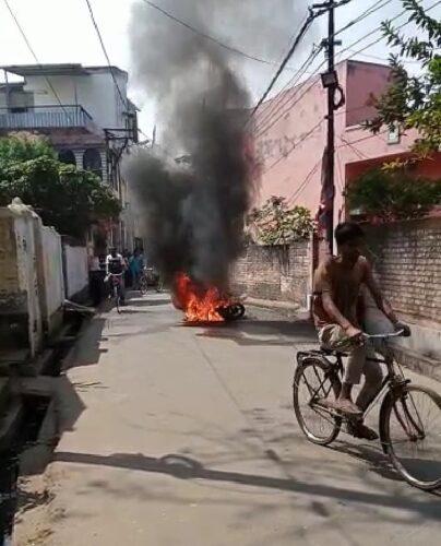 स्कूटी में लगी आग