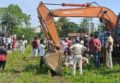 আসানসোলে জমিতে হাই টেনশন বিদ্যুতের খুঁটি বসানোকে কেন্দ্র করে উত্তেজনা, পুলিশের সঙ্গে ধস্তাধস্তি