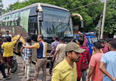 আসানসোলে ভলভোর ধাক্কায় জখম বাইক চালক, অবরোধ, বিক্ষোভ