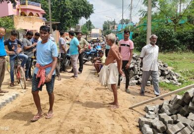 রাস্তার কাজ বন্ধ করে বিক্ষোভ  দোকানদারদের