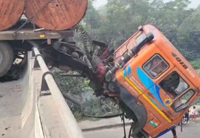 দূর্গাপুরে নিয়ন্ত্রণ হারালো পণ্যবাহী ট্রেলার, রেলিংয়ে ঝুললো কেবিন