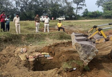 রানীগঞ্জের বড়দই এলাকায় অবৈধ কয়লা খনিমুখে ভরাট করল পুলিশ