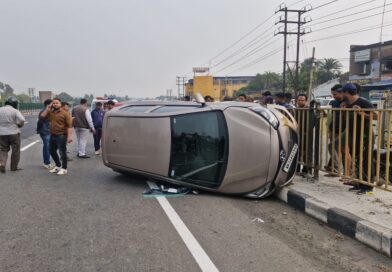 আসানসোলে জাতীয় সড়কে উলটানো চারচাকা গাড়ি, অল্পের জন্যে রক্ষা চালক ও যাত্রীর