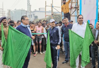 উখড়া ম্যারাথনের সূচনায় পুলিশ কমিশনার সুনীল কুমার চৌধুরী ও বিধায়ক