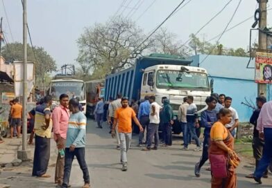 রুপনারায়নপুরে ডাস্ট বোঝাই ডাম্পার আটকে, রাস্তা অবরোধ ও বিক্ষোভ