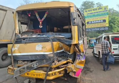 যাত্রীবাহী মিনিবাস ও ট্রেলারের সংঘর্ষ, আহত চালক সহ ৫