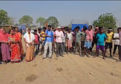 স্থানীয়দের কাজে নিয়োগের দাবিতে খোলা মুখ খানিতে বিক্ষোভ, বন্ধ কাজ