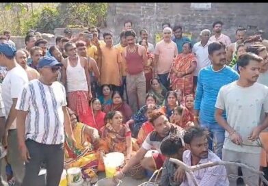 খালি বালতি হাতে, জলের দাবিতে পথ অবরোধ স্থানীয়দের