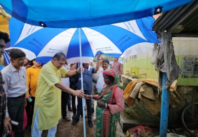 হাট ব্যবসায়ীদের ছাতা উপহার দিলেন বিধায়ক