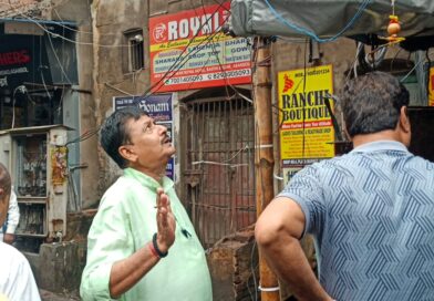 আসানসোল বাজারে ভেঙে পড়লো বিদ্যুৎ খুঁটি