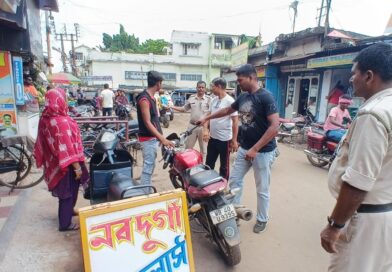 রাস্তার উপর গাড়ি পার্কিং, ব্যবস্থা নিতে শুরু করল পুলিশ