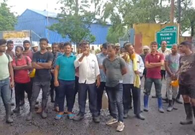 ঠিকা শ্রমিকদের অবস্থান বিক্ষোভ