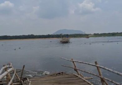 Burnpur : दामोदर नदी पर अस्थायी बांस का पुल बह गया