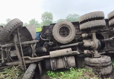 কয়লা বোঝায় ট্রাক উল্টে বিপত্তি