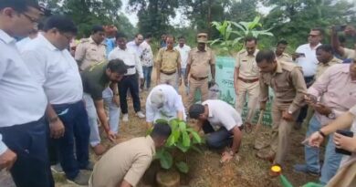 দুর্গাপুরে ” বনমহোৎসব ” অনুষ্ঠানে গাছ পুঁতলেন মন্ত্রী ও জেলাশাসক