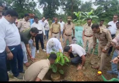 দুর্গাপুরে ” বনমহোৎসব ” অনুষ্ঠানে গাছ পুঁতলেন মন্ত্রী ও জেলাশাসক