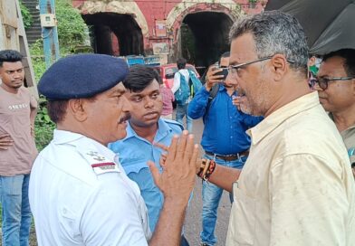 আসানসোলের ব্যস্ততম রাস্তার বেহাল দশা, দিনের বেলায় ডাম্পার চলাচল নিয়ে সরব কংগ্রেস নেতা, সিভিক ভলেন্টিয়ারের বিরুদ্ধে দুর্ব্যবহারের অভিযোগ