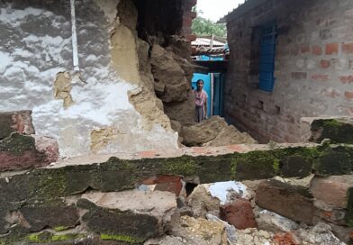 বৃষ্টির কারণে এবার ধসে পড়ল পঞ্চায়েত সদস্যের বাড়ি