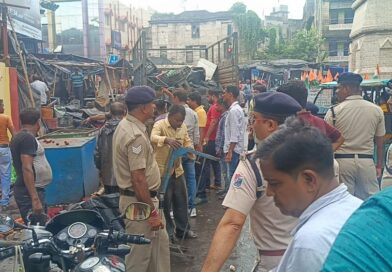 আসানসোল পুরনিগমের সামনে রেলের জমিতে বেআইনি দোকান সরালো আরপিএফ