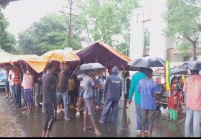 বেসরকারি হাসপাতালের গেট আটকে বিক্ষোভ আদিবাসী সমাজের
