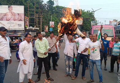 আসানসোলে কংগ্রেসের রাস্তা অবরোধ, বিক্ষোভ, কুশপুত্তলিকা দাহ