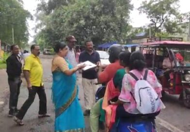 রাস্তার বেহাল দশা : সারাইয়ের দাবিতে দুর্গাপুরে প্রাক্তন কাউন্সিলারের নেতৃত্ব সই সংগ্রহ