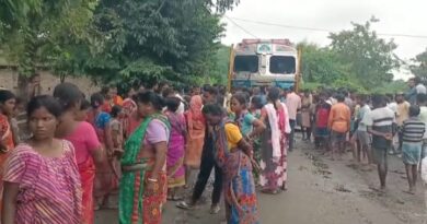 দুর্গাপুরে বালি বোঝাই ট্রাকের ধাক্কায় সাইকেল আরোহীর মৃত্যুতে উত্তেজনা, পুলিশের গাড়ি ভাঙচুর, কাঁদানে গ্যাস