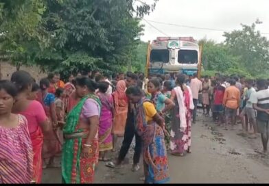দুর্গাপুরে বালি বোঝাই ট্রাকের ধাক্কায় সাইকেল আরোহীর মৃত্যুতে উত্তেজনা, পুলিশের গাড়ি ভাঙচুর, কাঁদানে গ্যাস