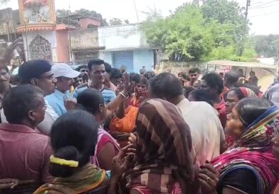 অবৈধভাবে পুকুর ভরাটের জেরে এলাকার বিস্তীর্ণ অংশের নালী নর্দমার জল বাড়ি ঘরে ঢুকে, প্রতিবাদে জাতীয় সড়ক অবরোধ