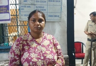 कुत्तों को खाना खिलाने गई दंपत्ति के साथ मारपीट, जहर देने के आरोप में युवक गिरफ्तार