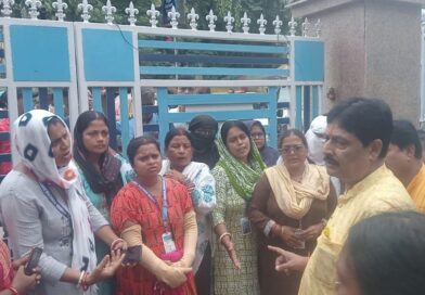 Asansol : नगरनिगम का गेट जाम कर प्रदर्शन