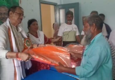 Asansol: मंत्री ने की बैठक, बांटे तिरपाल, लिखी दीवाल