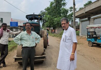 পান্ডবেশ্বরে রাস্তার গুণগত মান খারাপ মেরামতের কাজ বন্ধ করলেন বিধায়ক নরেন্দ্রনাথ চক্রবর্তী