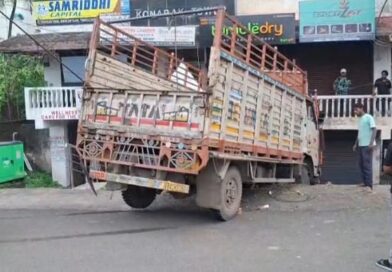 আসানসোলে নিয়ন্ত্রণ হারালো পণ্যবাহী গাড়ি, বড় ধরনের দুর্ঘটনা থেকে রক্ষা