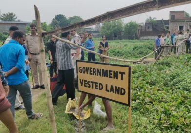 जमीन पर सरकारी बोर्ड लगाने को लेकर तनाव, अधिवक्ता ने जताया विरोध