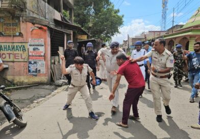 সালানপুরে ধুন্ধুমার, ক্ষতিপূরণের দাবিতে বসা অবরোধ তুলতে লাঠিচার্জ পুলিশের