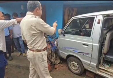 নিয়ন্ত্রণ হারিয়ে দেওয়ালে ধাক্কা স্কুলের পুলকারের