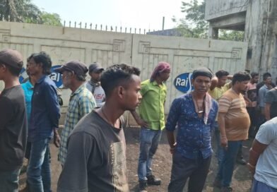 कारखाने में हादसा श्रमिक की मौत, मुआवजे की मांग को पर प्रदर्शन