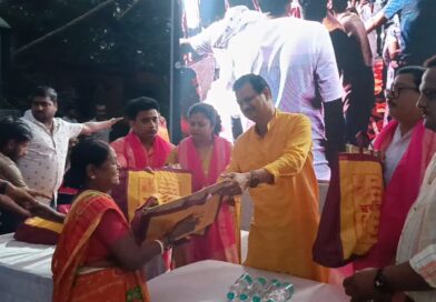 Asansol: छठव्रतियों में साड़ी एवं पूजा सामग्री वितरण