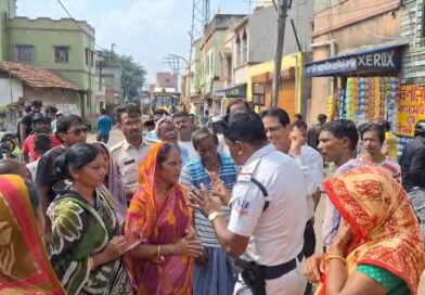 জামুড়িয়ায় পানীয় জলের সংকট, রাস্তা অবরোধ, মহিলাদের বিক্ষোভ