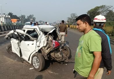 চেপ্টে গেল চারচাকা, অল্পের জন্য প্রাণে রক্ষা