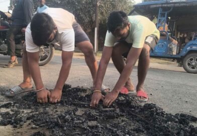গৌরাংডি রোডের সংস্কার নিয়ে ক্ষোভ স্থানীয় মানুষের ৫ কোটির রাস্তায় হাতের চাপেই উঠে আসছে পিচের চাকলা