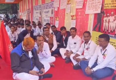 Asansol : डीआरएम कार्यालय के सामने ट्रेन मैनेजर्स का धरना प्रदर्शन