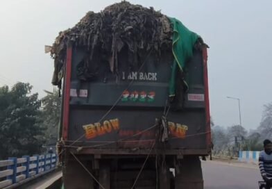 দুর্গাপুরের রাস্তায় ময়লা ফেলায় আটক গাড়ি, জরিমানা পুলিশ ও নগর নিগমের