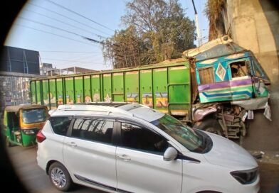 Asansol रेलवे पुल में ट्रक ने मारी टक्कर
