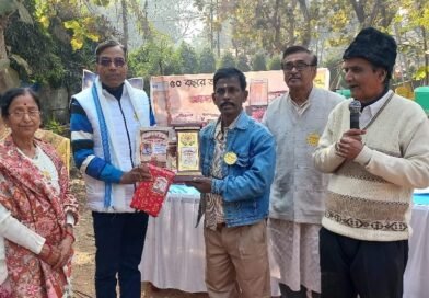 অর্ধশত বছরে শিল্পাঞ্চলের অন্যতম সাহিত্য পত্রিকা তাপ উত্তাপের অনুষ্ঠানে সাংবাদিক কবি বিশ্বদেব কে বিশেষভাবে সম্মানিত করা হলো