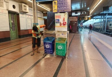 Asansol रेलमंडल में 100 जोड़े स्टेनलेस स्टील डस्टबिन लगाये, 700 जोड़े लगाने की योजना